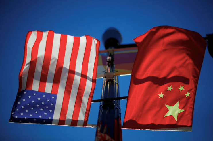 Quốc kỳ Mỹ và Trung Quốc. (Ảnh: Reuters)