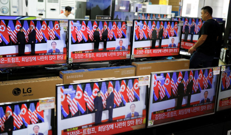 Một cửa hàng TV ở Hàn Quốc mở chương trình nói về cuộc gặp thượng đỉnh Mỹ - Triều năm 2018. (Ảnh: Reuters)