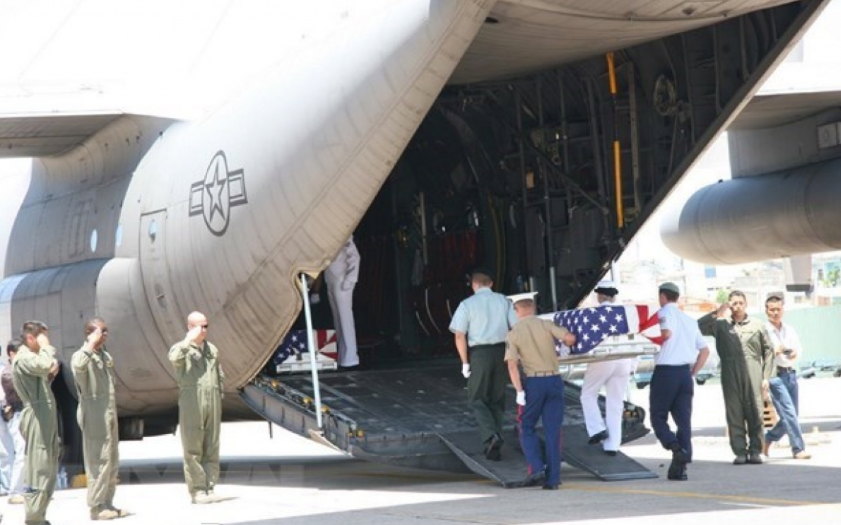 Một cuộc bàn giao hài cốt quân nhân Mỹ mất tích trong chiến tranh ở Việt Nam. (Ảnh: TTXVN)