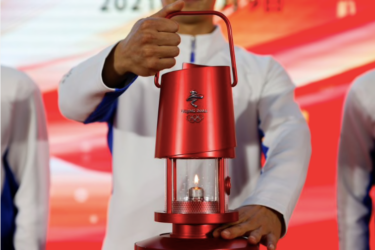 Một cây đèn mang biểu tượng Olympic Bắc Kinh. (Ảnh: Reuters)