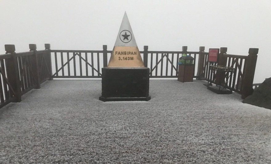 Băng tuyết phủ trắng đỉnh Fansipan.