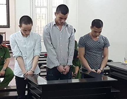 Các bị can tại phiên tòa.