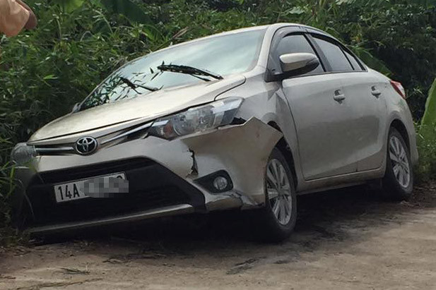 Chiếc xe ô tô nghi ngờ của nạn nhân bỏ lại ở ven đường.