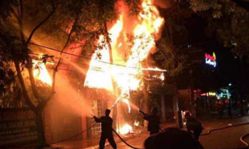 Lực lượng chữa cháy đang tích cực dập lửa.