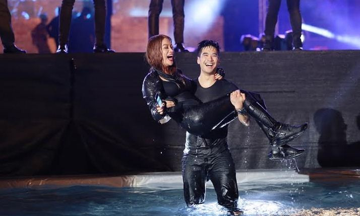 Trương Ngọc Ánh nhảy vào bể nước trước hàng chục nghìn khán giả 