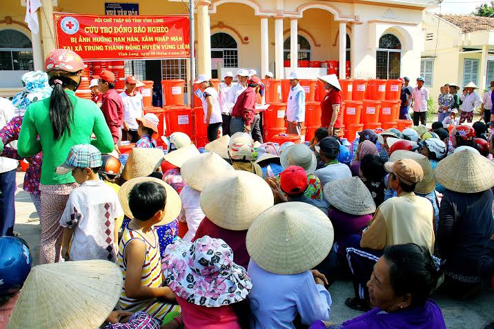 Người dân xã Trung Thành Đông (Vũng Liêm) chờ nhận hàng cứu hộ. 