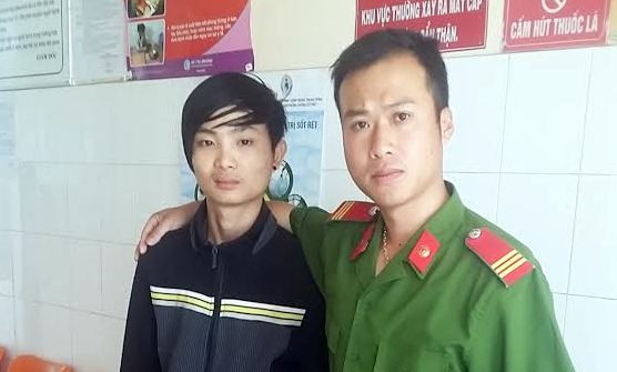 Anh Ngọc và chàng thanh niên mà anh vừa cứu sống.