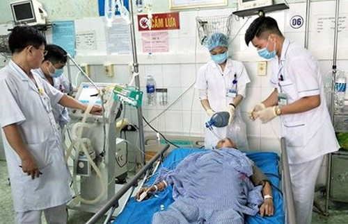 Các bác sĩ nỗ lực cấp cứu cho người nông dân bị sốc nhiệt. Ảnh: B.V.