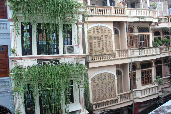 Di dời khẩn cấp khỏi nhà nghiêng chờ sập ở Ô Chợ Dừa