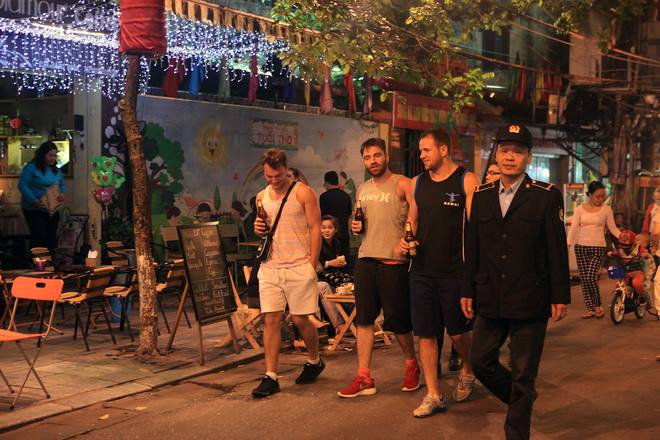 Quy định không được hoạt động sau 0 giờ khiến nhiều du khách cảm thấy dịch vụ du lịch ban đêm của Việt Nam không đáp ứng được nhu cầu của họ. Ảnh minh họa