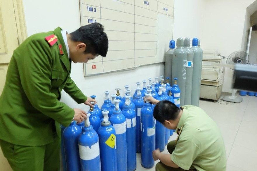 Những bình khí cười bị lực lượng chức năng kiểm tra.