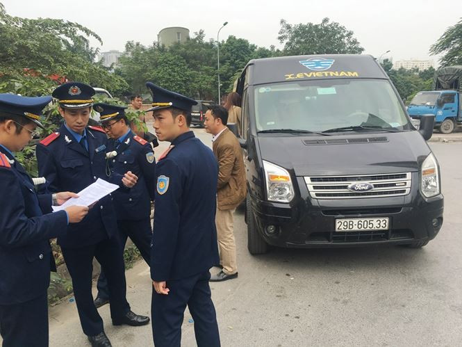 Xe hợp đồng dạng Limousin bắt, trả khách và bị xử lý trên đường Hà Nội. Ảnh: A.Trong