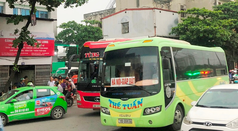 Kết thúc kỳ nghỉ lễ: Đường tắc, xe khách vô tư dừng đỗ thả khách