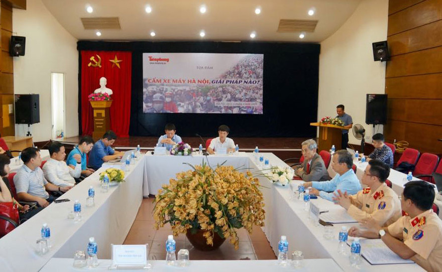 Tòa đàm về “Cấm xe máy tại Hà Nội: Giải pháp nào?” được diễn ra trên báo Tiền phong sáng 4/4. Ảnh: Hoàng Mạnh Thắng