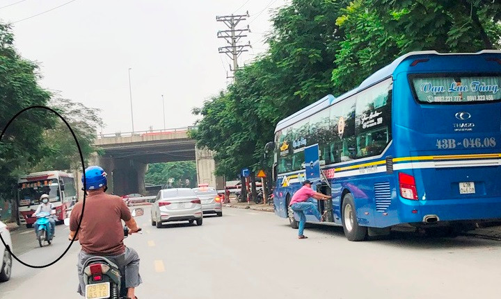 Chỉ khoảng cách 10 mét nhưng nút giao Pháp Vân - Trần Thủ Độ chiều 15/4 có tới 2 xe khách vi phạm ​