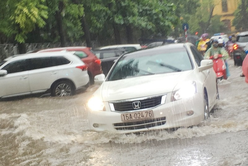 Mùa mưa năm 2019, Hà Nội còn 13 điểm đen ngập úng. Ảnh: T.Đảng