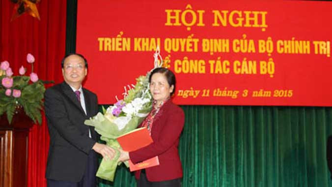 Trưởng Ban Tổ chức TƯ Tô Huy Rứa trao quyết định của Bộ Chính trị cho bà Ngô Thị Doãn Thanh.