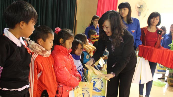 Bà Đào Hồng Lan, Thứ trưởng Bộ Lao động – Thương binh và Xã hội trao tặng học bổng.