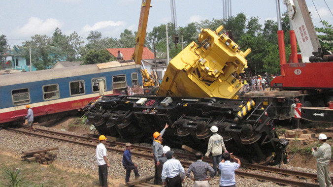 [Clip] Giải thoát toa tầu khỏi đường ray vụ tàu hỏa tiện đôi xe tải