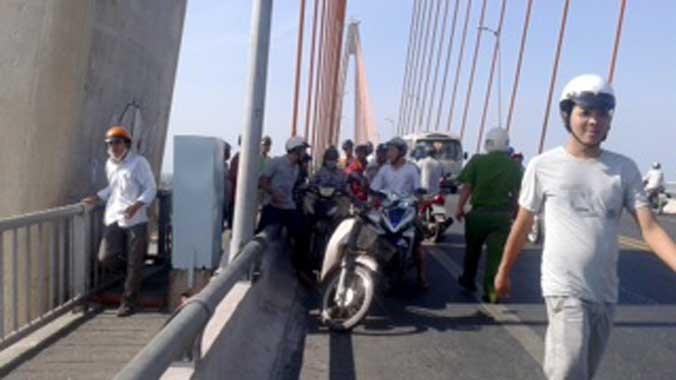 Nhiều người hiếu kỳ tập trung theo dõi.