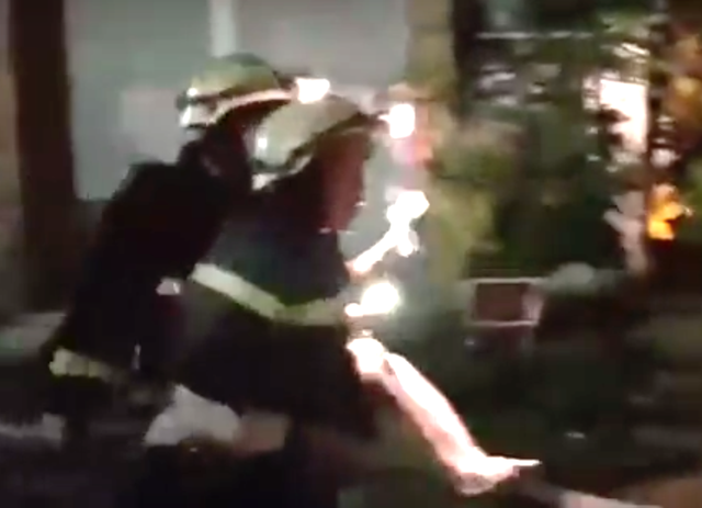 Cảnh sát giải cứu người bị kẹt ra khỏi đám cháy. Ảnh: Dân Trí.