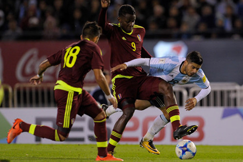 Argentina (áo xanh) tiếp tục phải chiến đấu để giành vé dự World Cup 2018. Ảnh: Reuters.