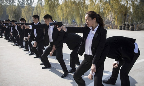 Vệ sĩ là nghề có mức lương khá cao tại Trung Quốc. Ảnh: Chinanews.