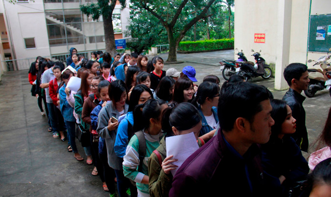 Xếp hàng hiến máu từ sáng sớm.