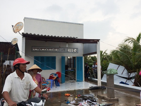 Lốc xoáy bất thường kèm mưa lớn làm hư hại nhiều căn nhà dân.