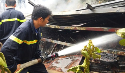 Cảnh sát dập lửa tại hiện trường. Ảnh: Hoàng Nam.