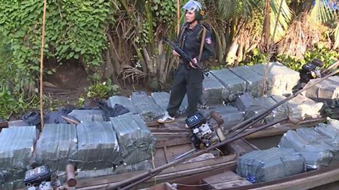 Lực lượng chức năng thu giữ ghe máy chở thuốc lá lậu ngày 13/7 ở Tây Ninh