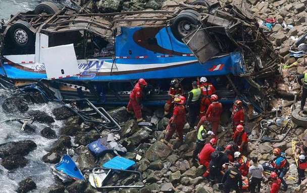 Hiện trường một vụ tai nạn xe buýt tại Peru. (Nguồn: AP)