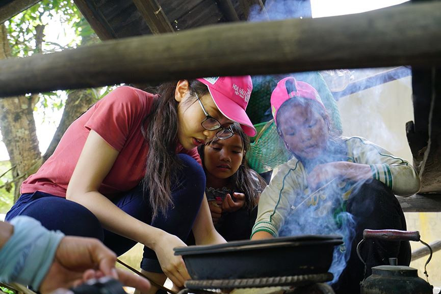 Thí sinh Huỳnh Phạm Thủy Tiên lần đầu trải nghiệm nấu ăn bằng bếp củi khi thực hiện dự án tại Bình Định.
