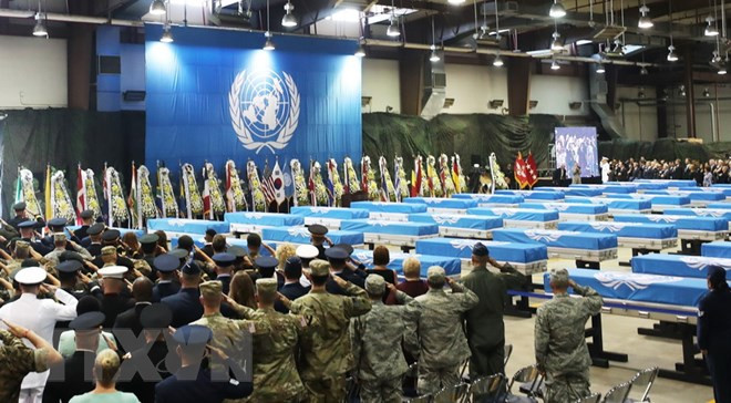 Lễ tiếp nhận hài cốt các binh sĩ Mỹ tử trận trong Chiến tranh Triều Tiên tại căn cứ không quân Osan, phía nam Seoul, Hàn Quốc ngày 1/8. (Ảnh: Yonhap/TTXVN)