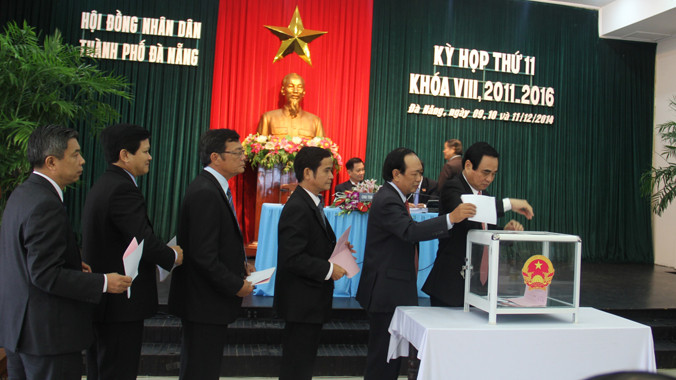 Các đại biểu bỏ phiếu tín nhiệm.