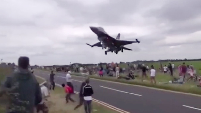 Hoảng hồn với pha hạ cánh của chiến đấu cơ