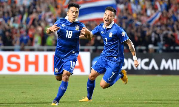 Chanathip Songkrasin (18) ăn mừng bàn mở tỷ số cho chủ nhà Thái Lan.