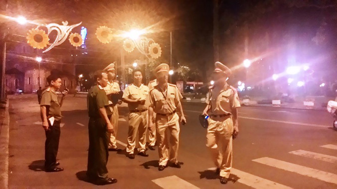 CSGT sẽ dùng loa phát thông báo đồng thời phối hợp với các đơn vị, công an quận huyện ngăn chặn, xử lý những trường hợp chạy xe gây rối trật tự công cộng, dàn hàng ngang, lạng lách, đánh võng. Ảnh Việt Văn.