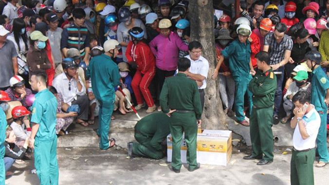 Người dân xúm lại xem công binh rà phá bom mìn