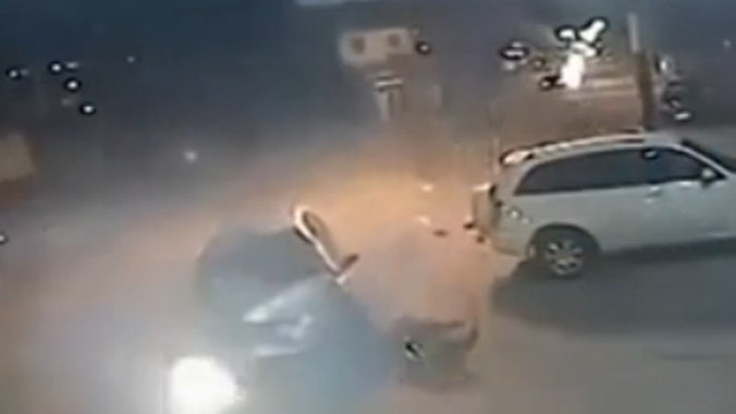 [VIDEO] Xe máy chạy ngược chiều bị ô tô đâm tan nát