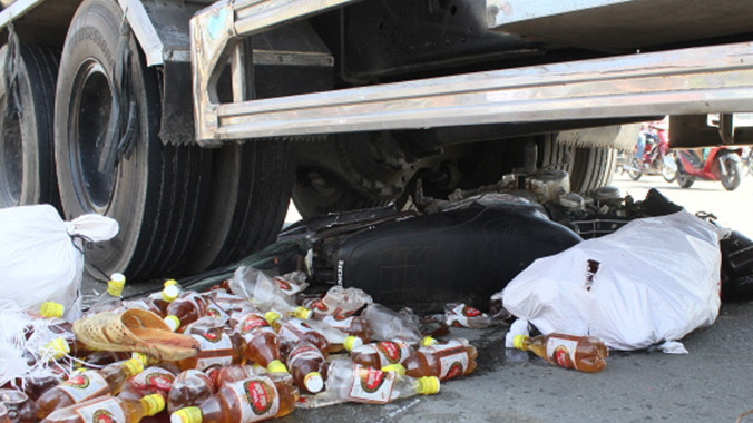 Chiếc xe máy bị kéo lê vào gầm. Ảnh: Đông Sơn.