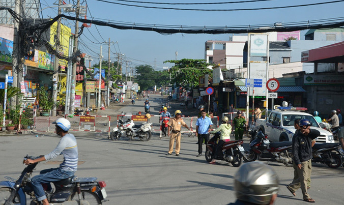 Hai đầu cầu bị phong tỏa, thay đổi lộ trình.
