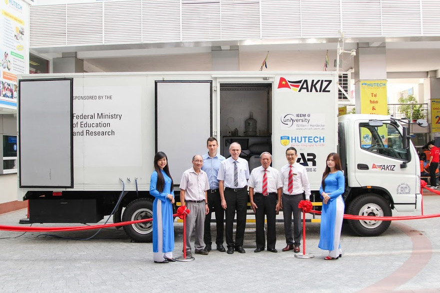 Trường Đại học đầu tiên phía Nam có Trạm quan trắc nước thải di động