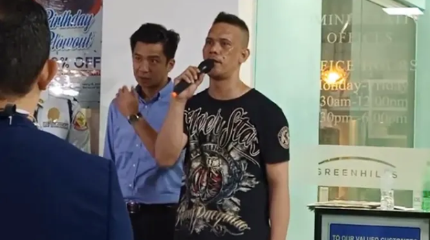 Đối tượng khống chế con tin phát biểu với báo chí sau khi đầu hàng. (Ảnh: FB)