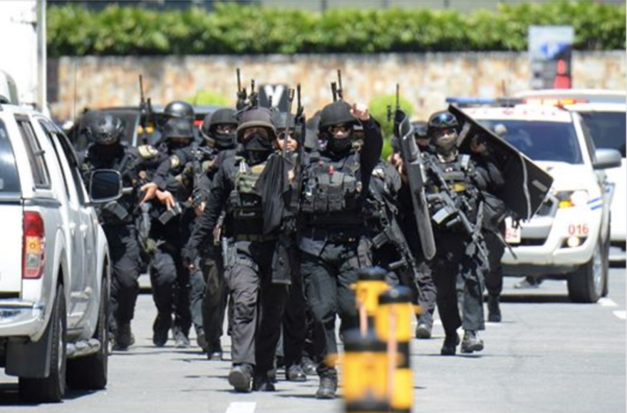 Lực lượng đặc nhiệm đang có mặt tại hiện trường. (Ảnh: CNA)