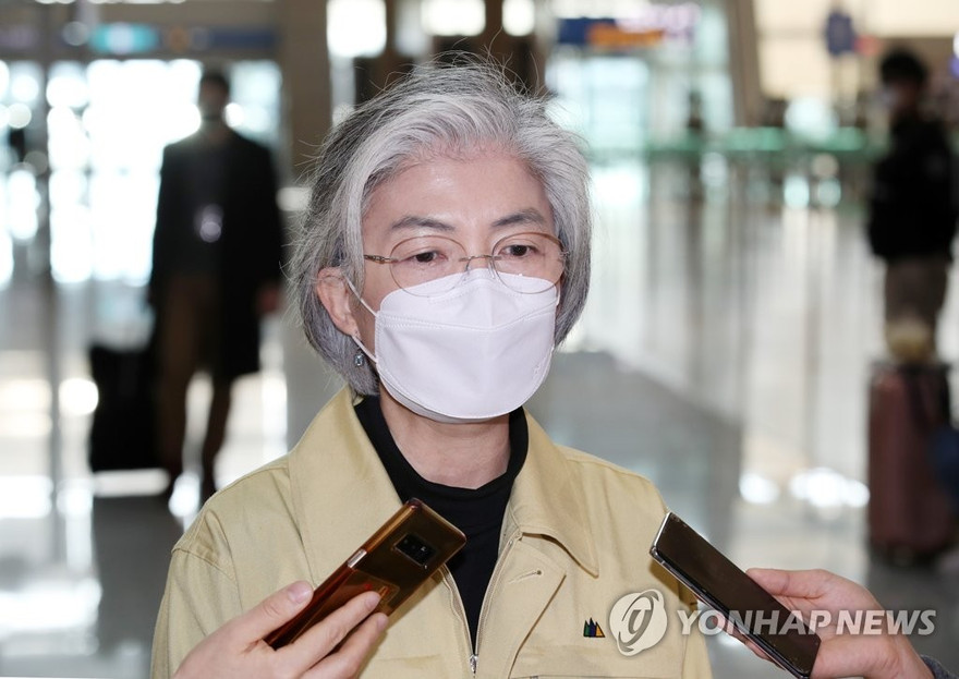 Ngoại trưởng Hàn Quốc Kang Kyung-wha trả lời báo chí về việc cử các đội phản ứng nhanh đến Việt Nam. (Ảnh: Yonhap)