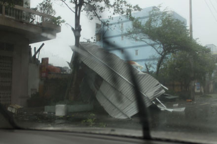 Mái tôn bị gió bão cuốn tơi tả