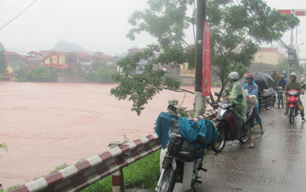 Sông Kỳ Cùng dâng cao, uy hiếp cuộc sống người dân 
