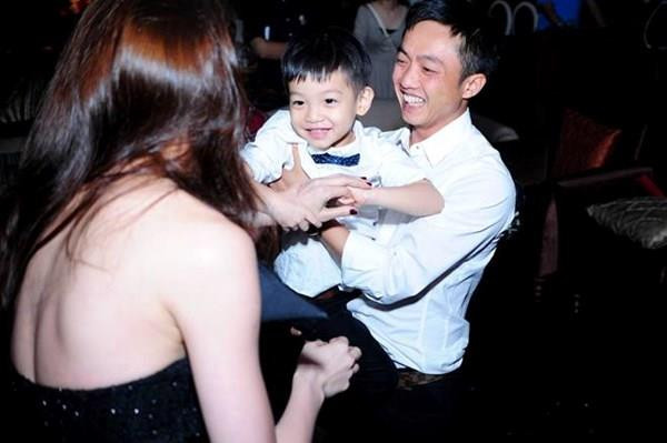 Subeo được ba Cường đô-la đưa đến buổi ra mắt album mới của mẹ Hà Hồ.