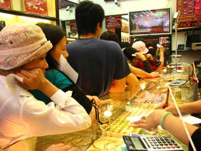 Vàng cuối tuần đi ngang, USD tiếp tục đà giảm